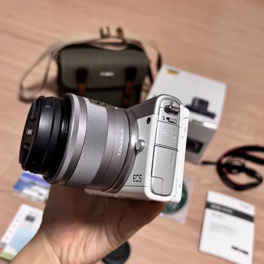 캐논 EOS M100 화이트 + 15-45mm 렌즈