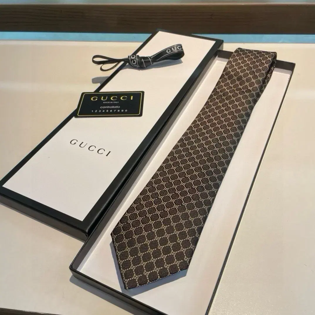 Gucci 구찌  기하학 패턴  넥타이.