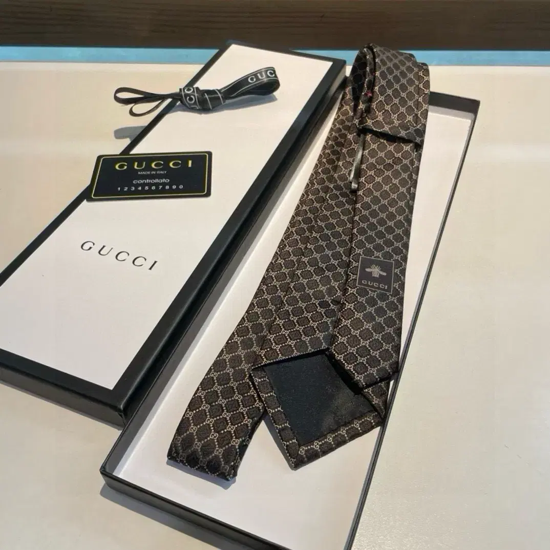 Gucci 구찌  기하학 패턴  넥타이.