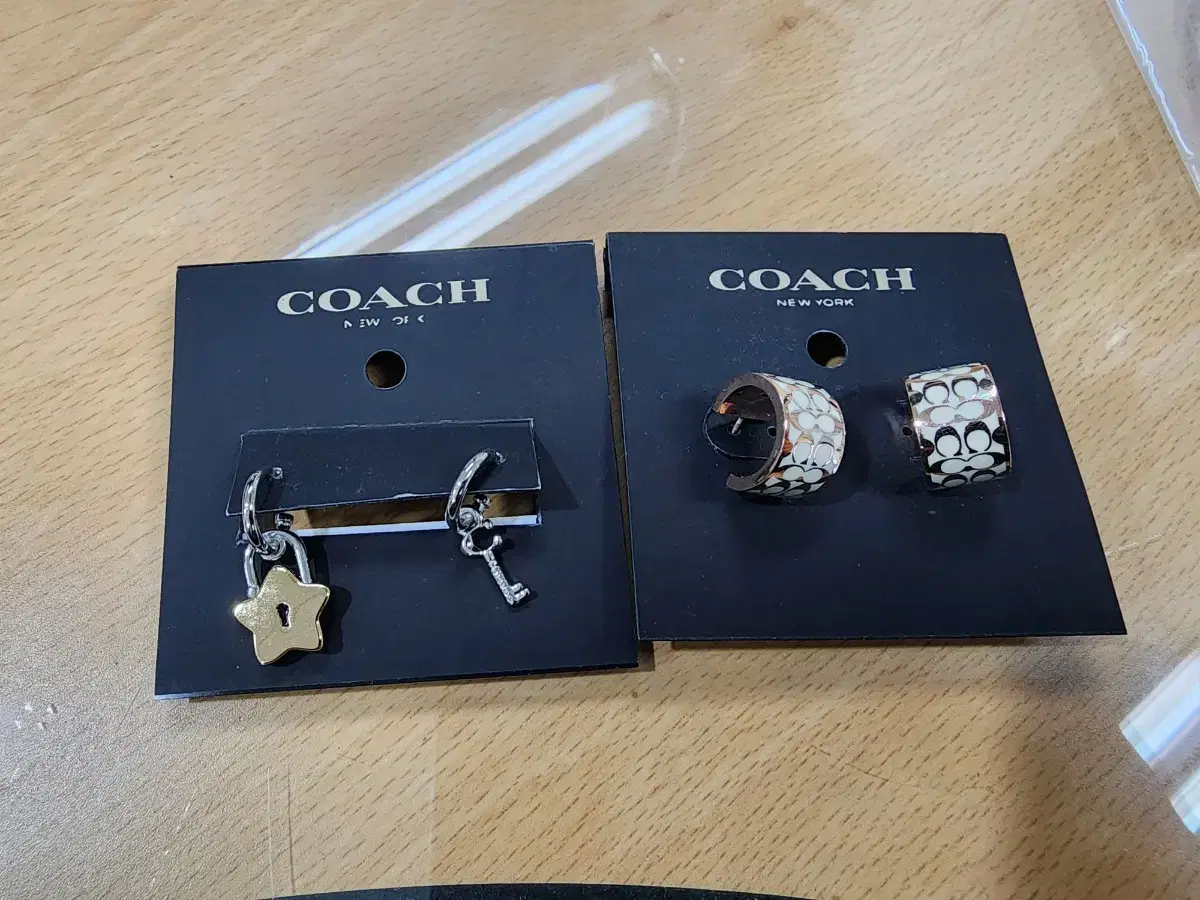 (미사용)코치 coach 귀걸이  2세트