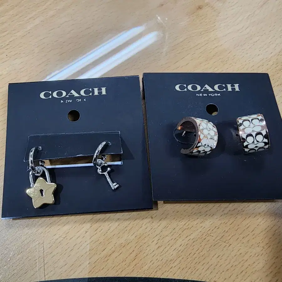 (미사용)코치 coach 귀걸이  2세트