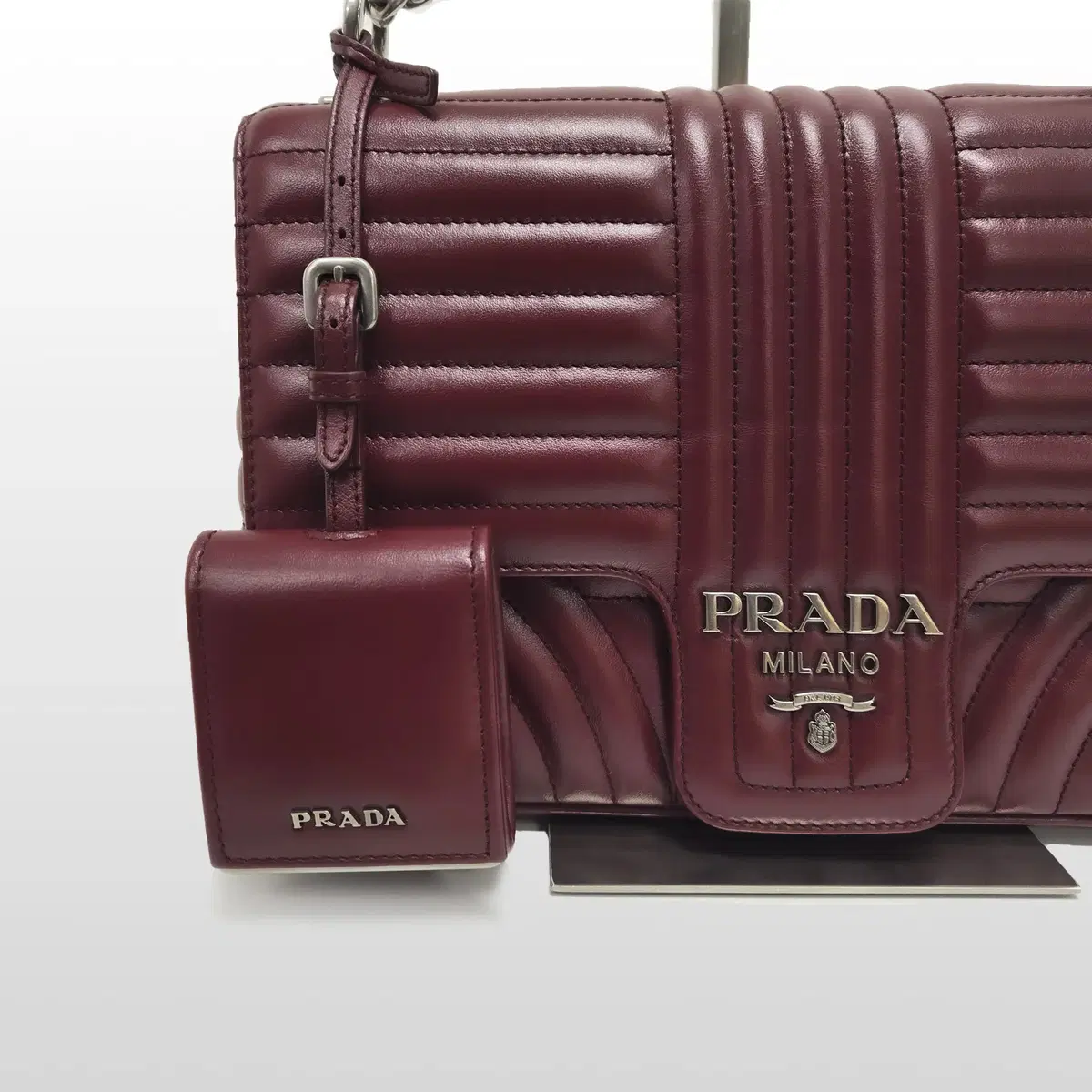 프라다(Prada) 다이어그램 라지 체인 숄더백 1BD135