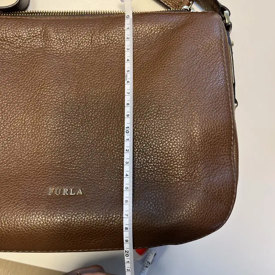 Furla 훌라 가죽 반달 크로스백