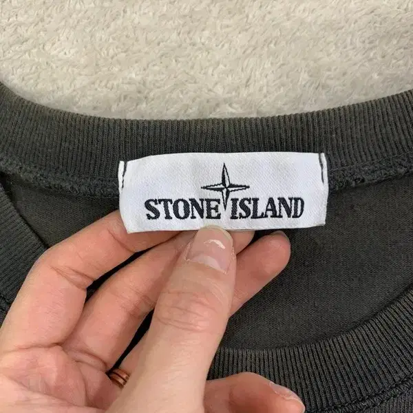 STONE ISLAND 차콜 라이트 맨투맨 100