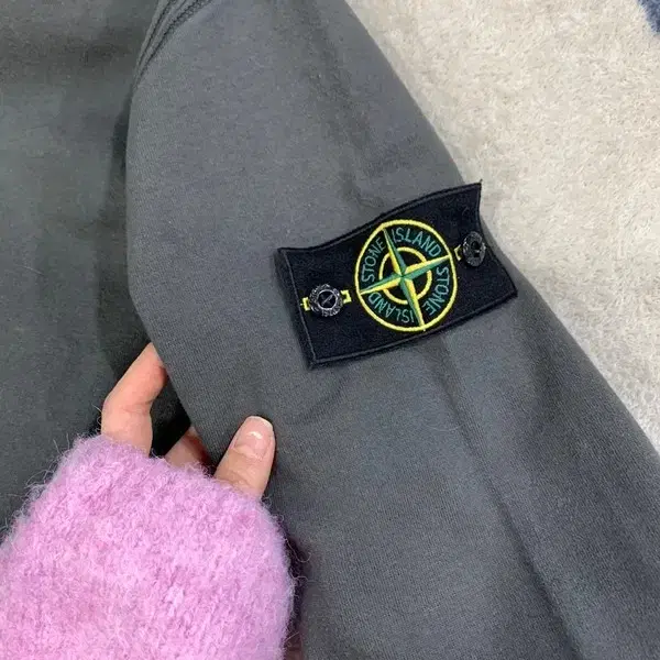 STONE ISLAND 차콜 라이트 맨투맨 100