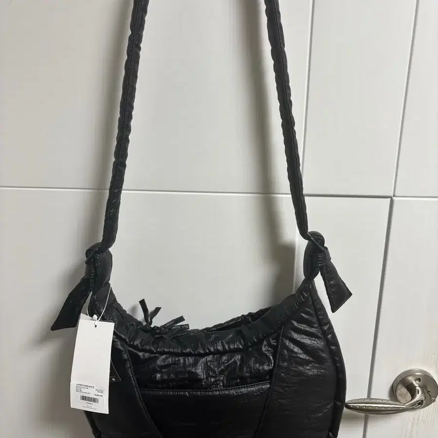 [M] 블랙 월스와일무브먼트 LAYERED PADDED BAG