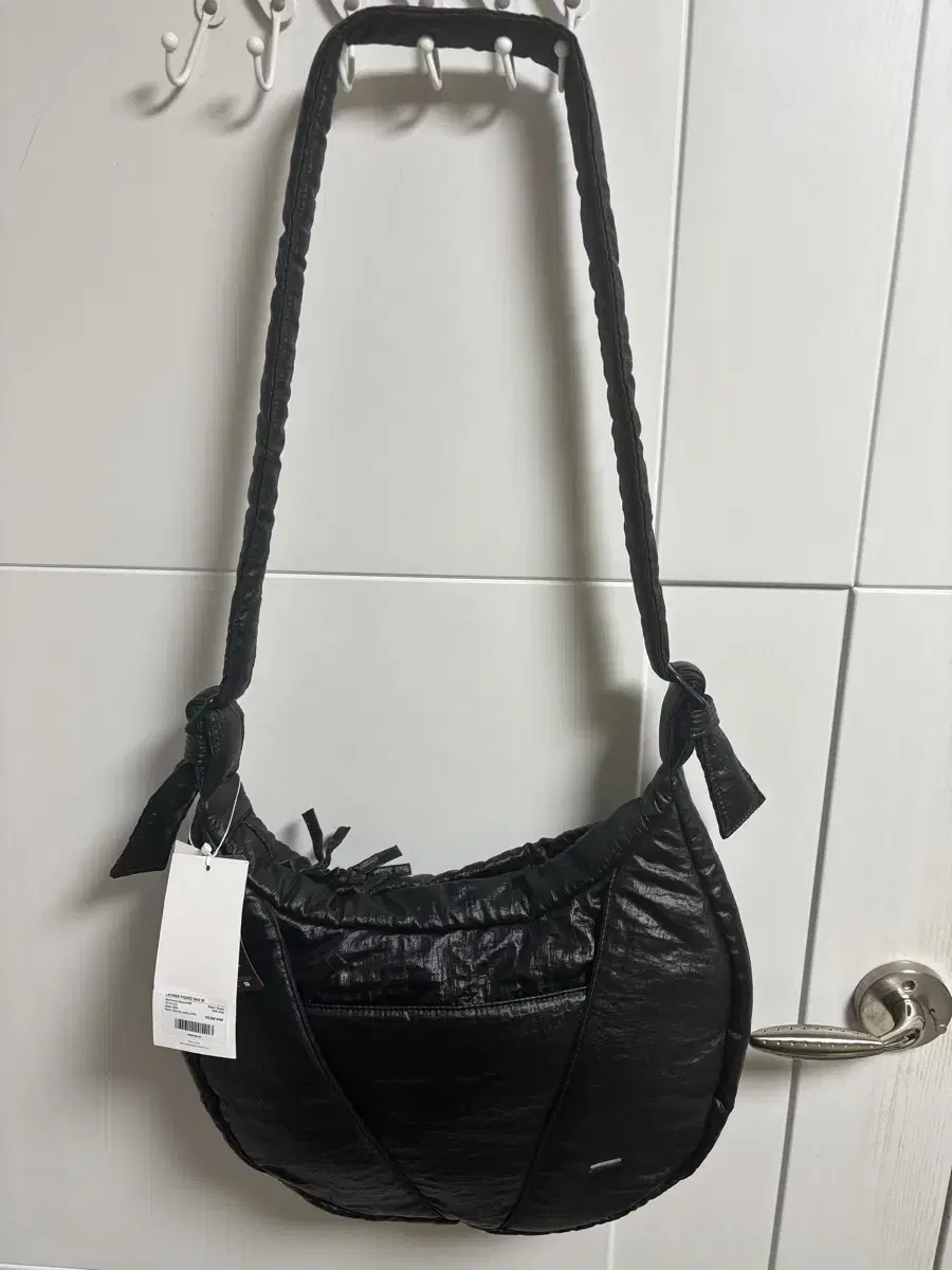 [M] 블랙 월스와일무브먼트 LAYERED PADDED BAG