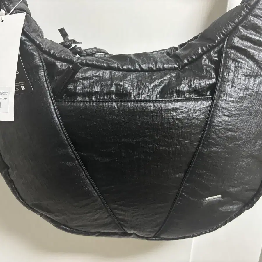 [M] 블랙 월스와일무브먼트 LAYERED PADDED BAG