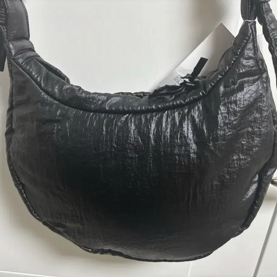 [M] 블랙 월스와일무브먼트 LAYERED PADDED BAG