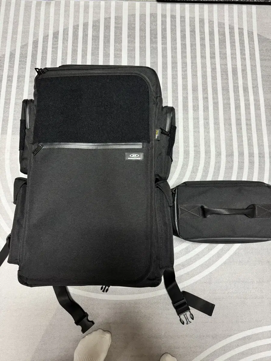 Bontuwin B1 Bag (Black) Lunch Bag Included