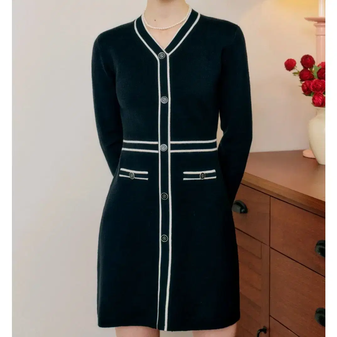 룩캐스트 유리 브이넥 니트 드레스 YURI V NECK KNIT DRES