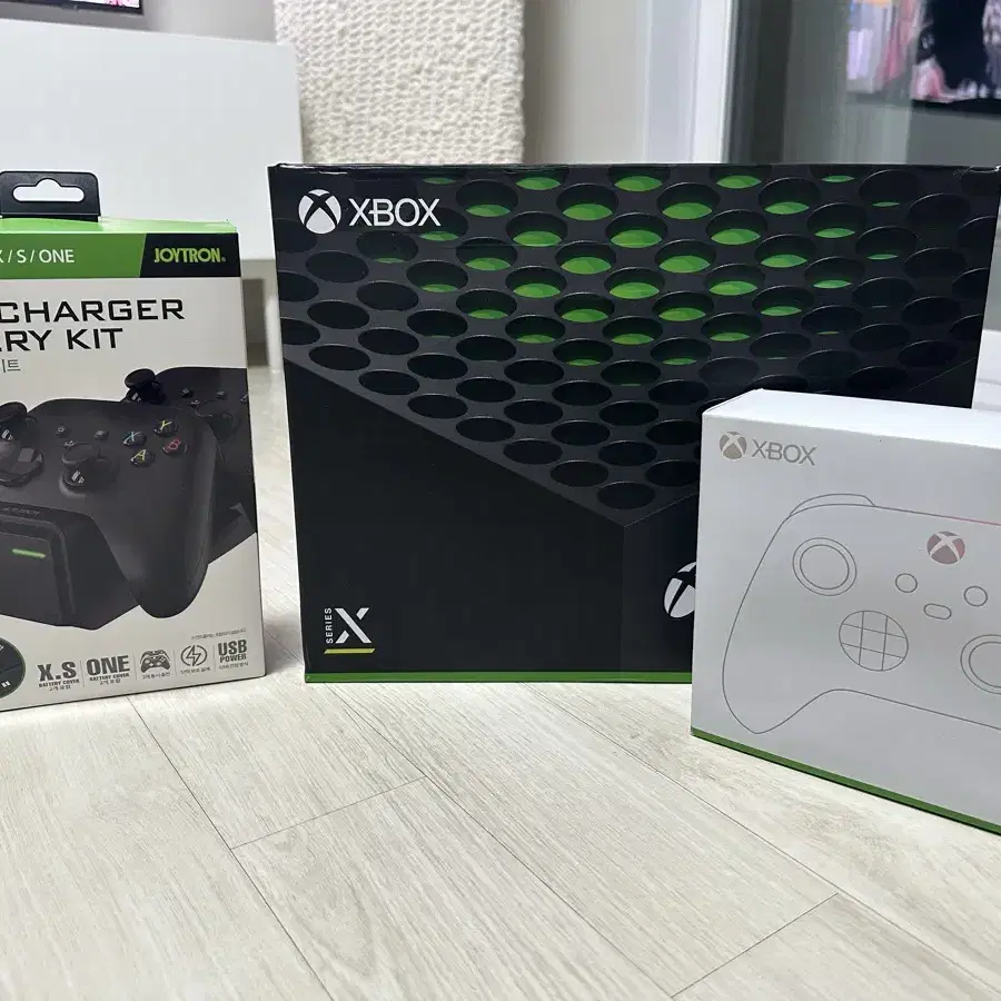 Xbox Series X 본체, 컨트롤러 2개, 충전기 세트, 추가 배터