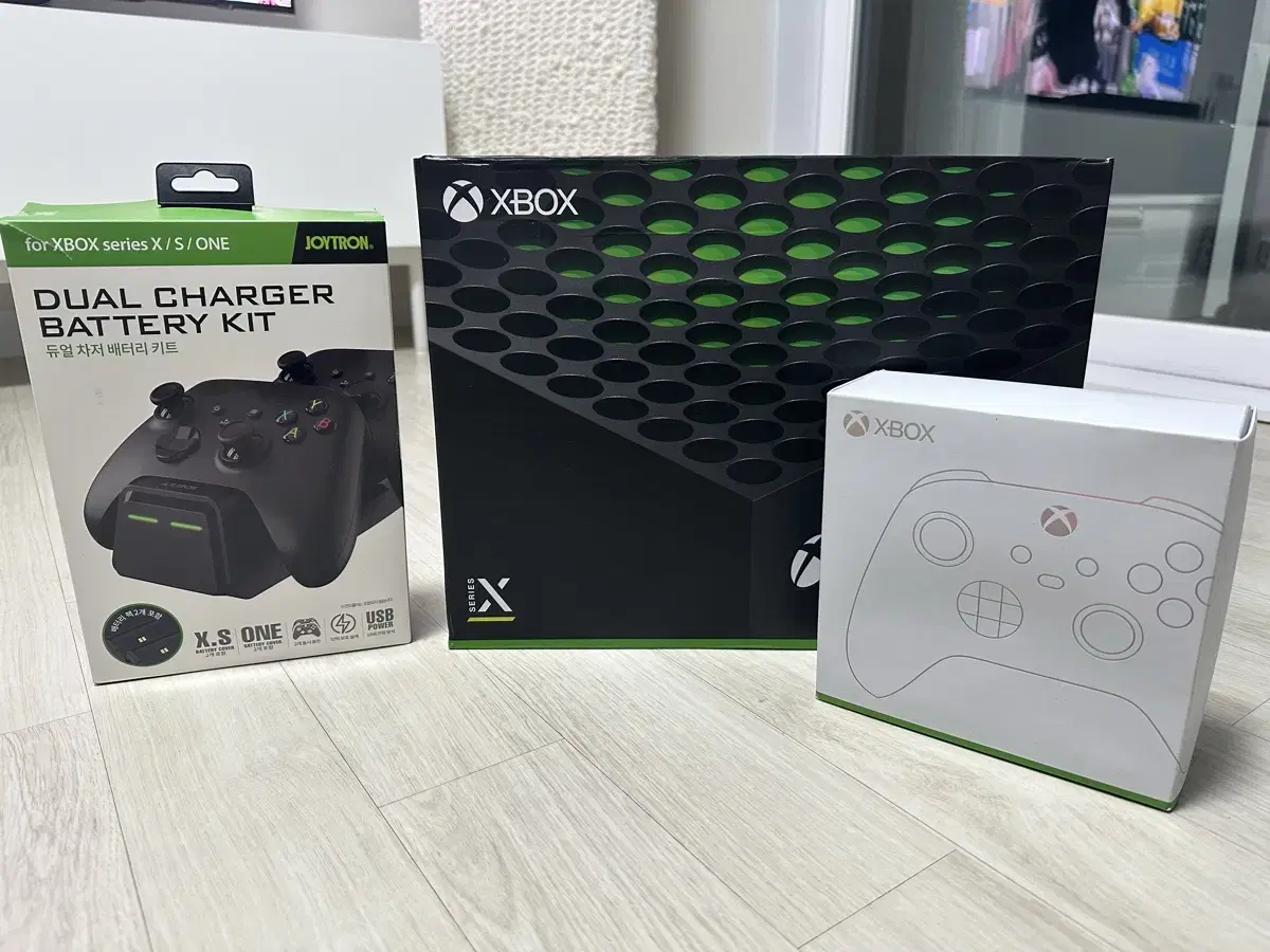 Xbox Series X 본체, 컨트롤러 2개, 충전기 세트, 추가 배터