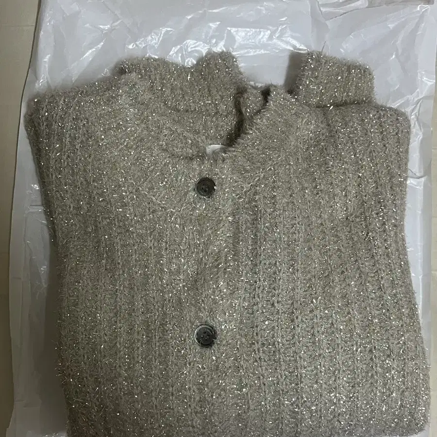 더바넷 니트 가디건 Gold Dazzle Round-Neck Knit