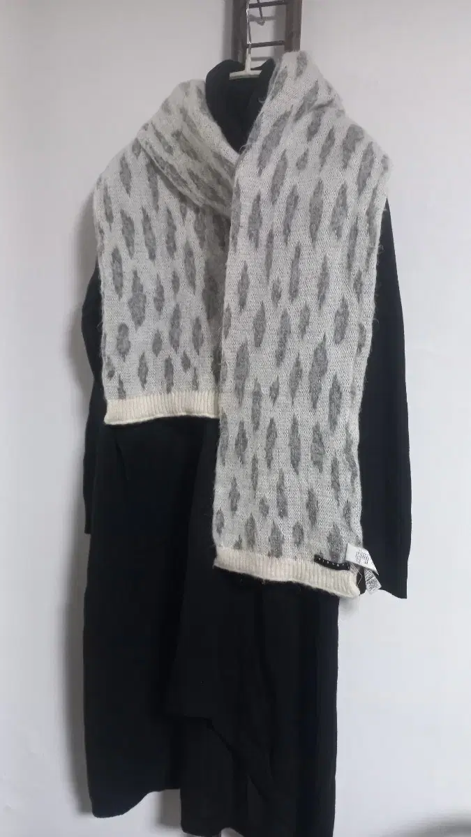 Sisley Wool Long Long Muffler Free