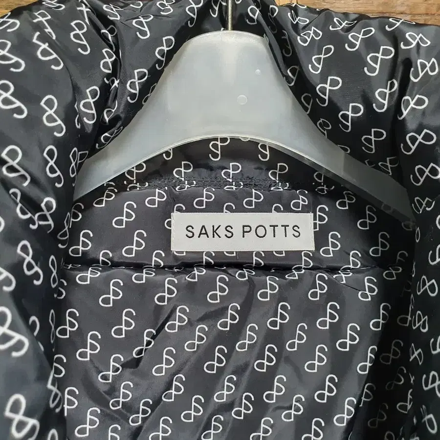 SAKS POTTS 로고 패턴 다운 패딩, 55~66까지