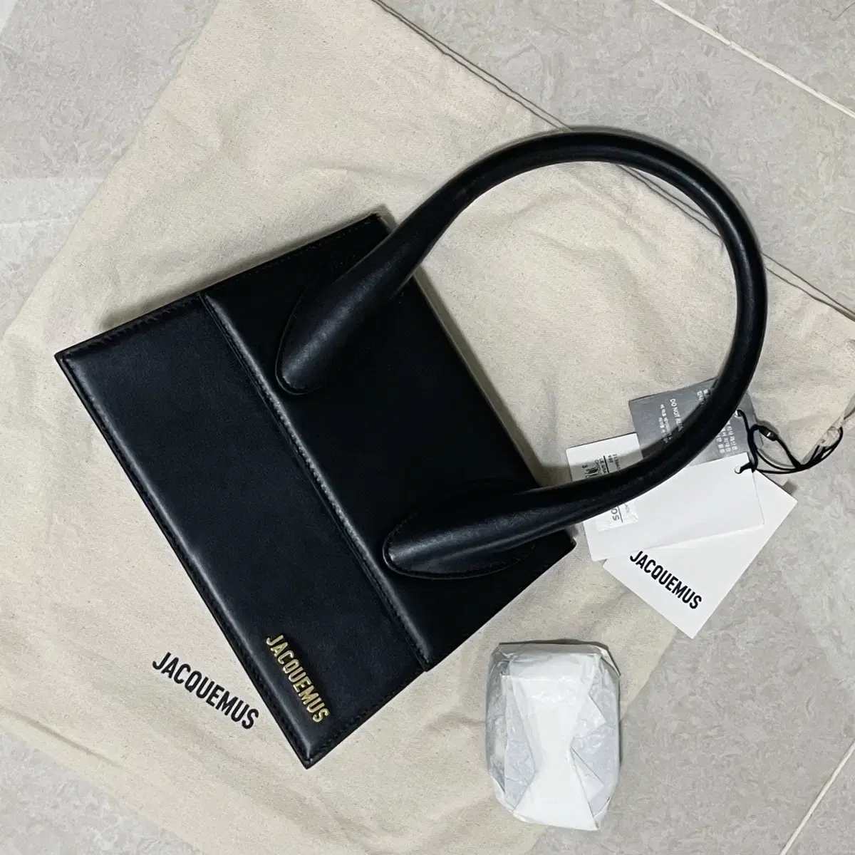 자크뮈스(JACQUEMUS) 르 그랜드 치키노 토트백 블랙