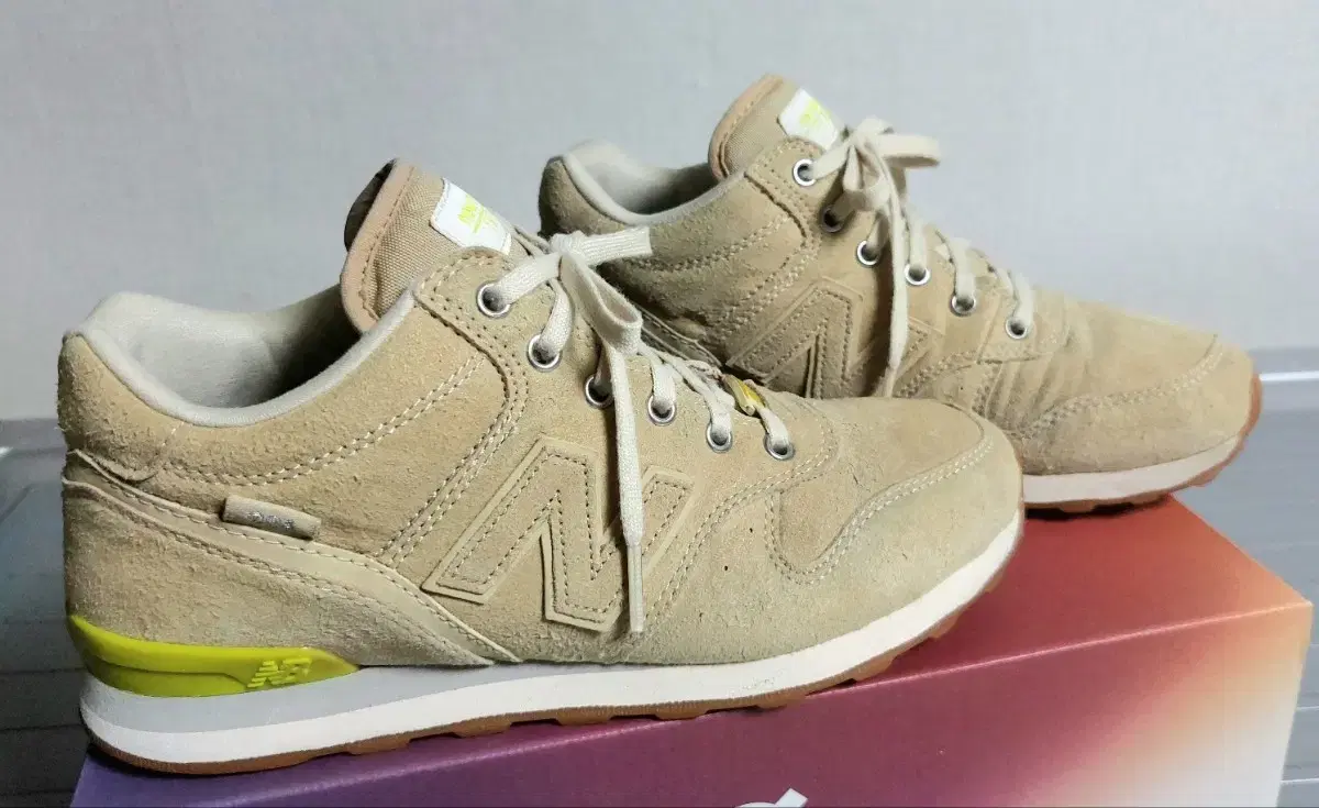 230 New Balance 996 sneakers