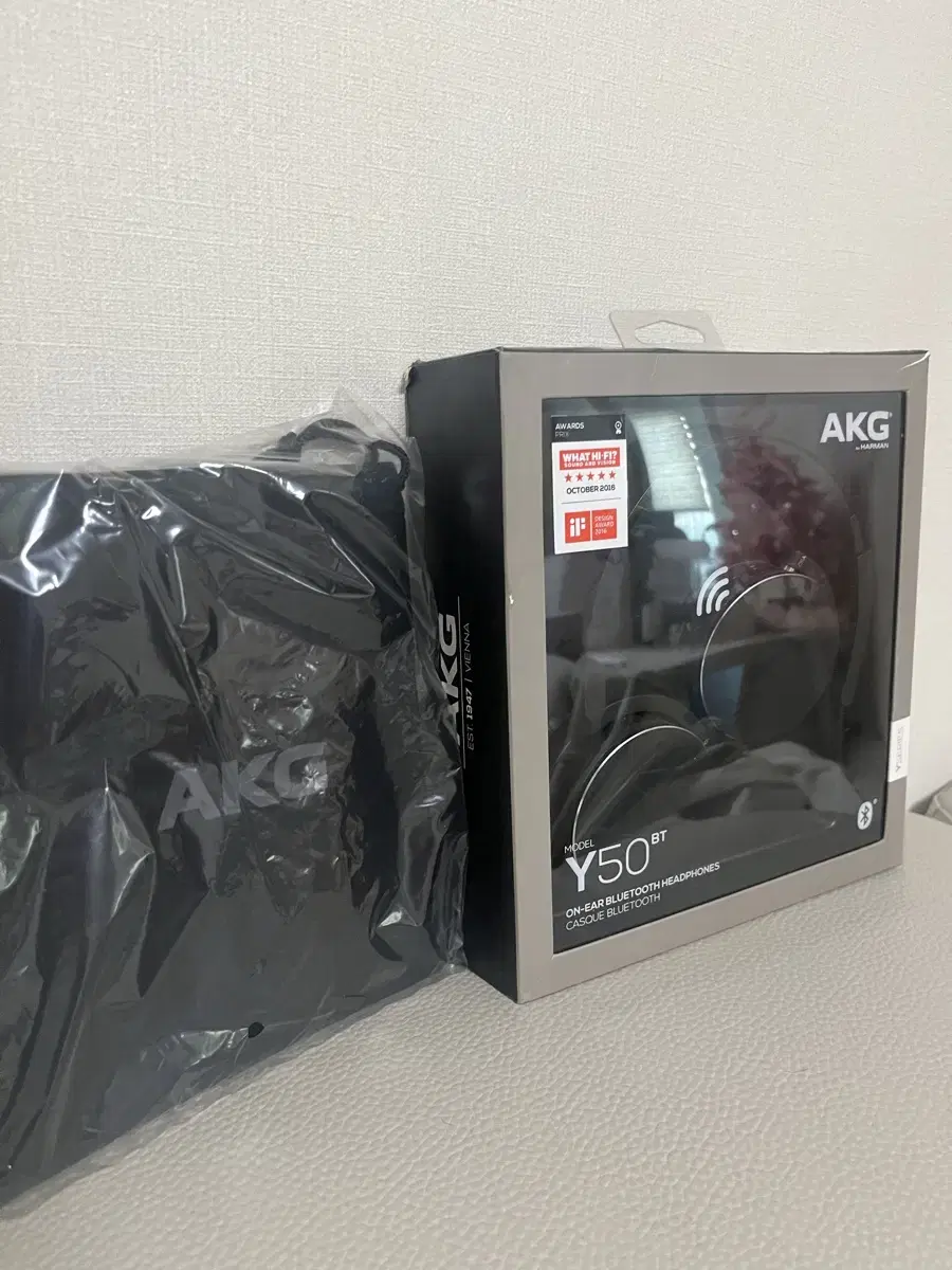 AKG Y50bt 헤드폰 판매합니다. 고급파우치 포함