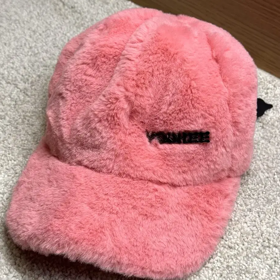 YOUHEE 유희 FUR BALL CAP (PINK)