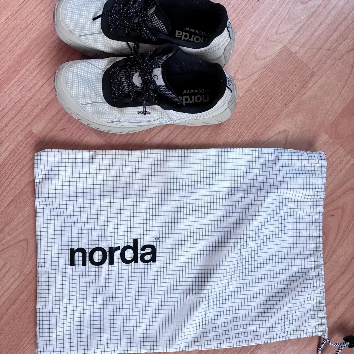 Norda 002 Cinder 노다 002 신더 팝니다. US9 박스X