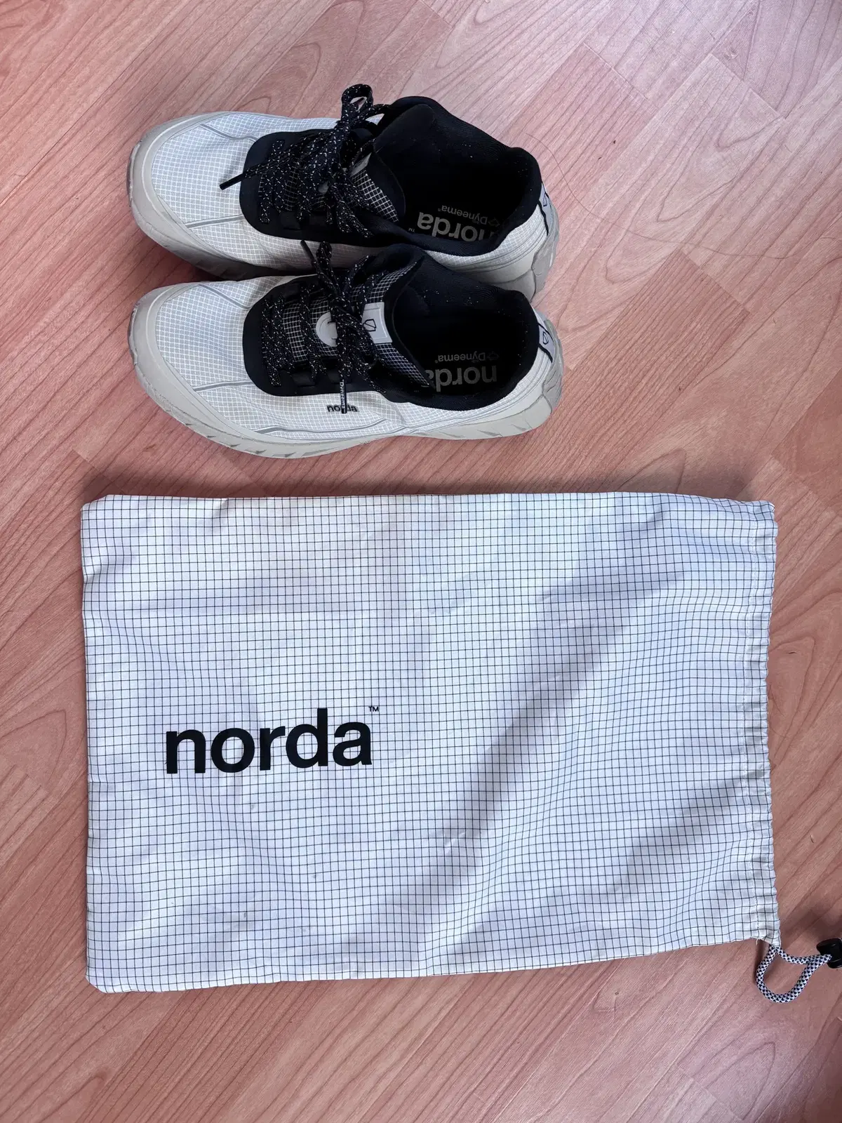 Norda 002 Cinder 노다 002 신더 팝니다. US9 박스X