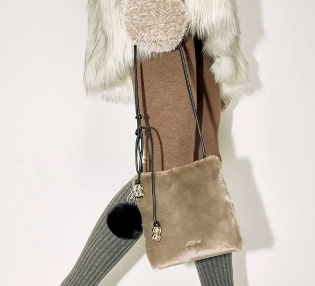 기호 퍼 크로스백 BERU BAG FUR ASH GREY