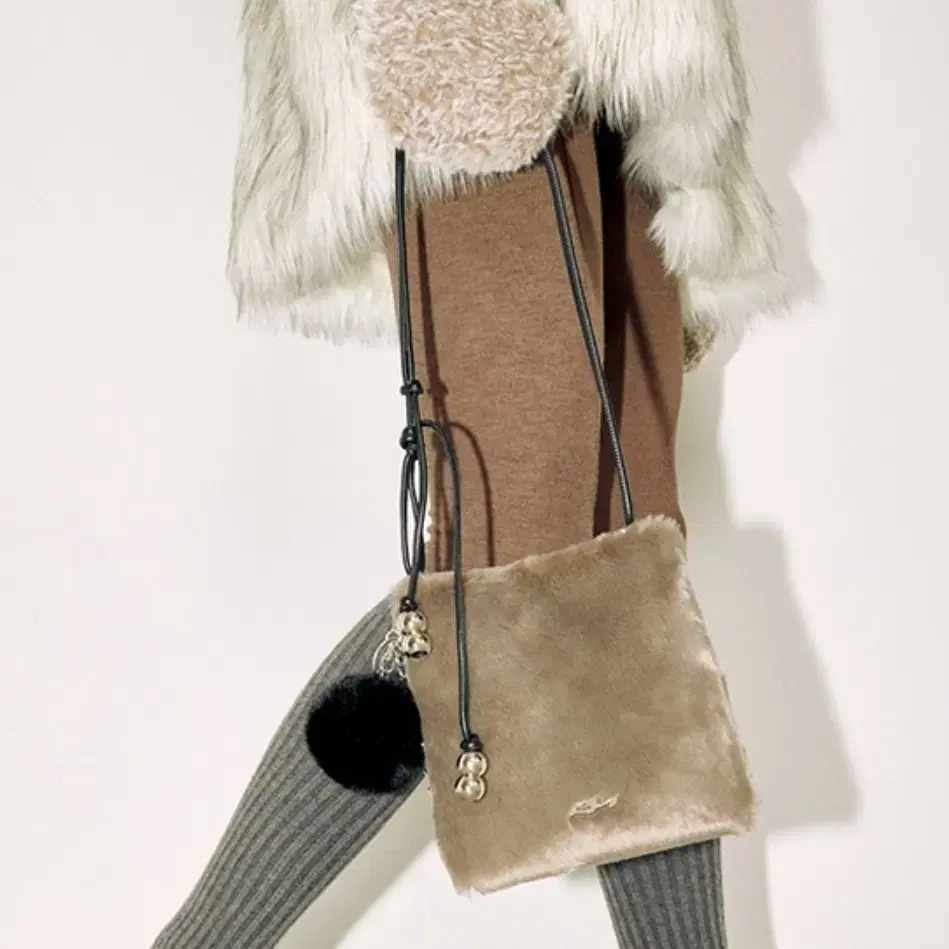 기호 퍼 크로스백 BERU BAG FUR ASH GREY