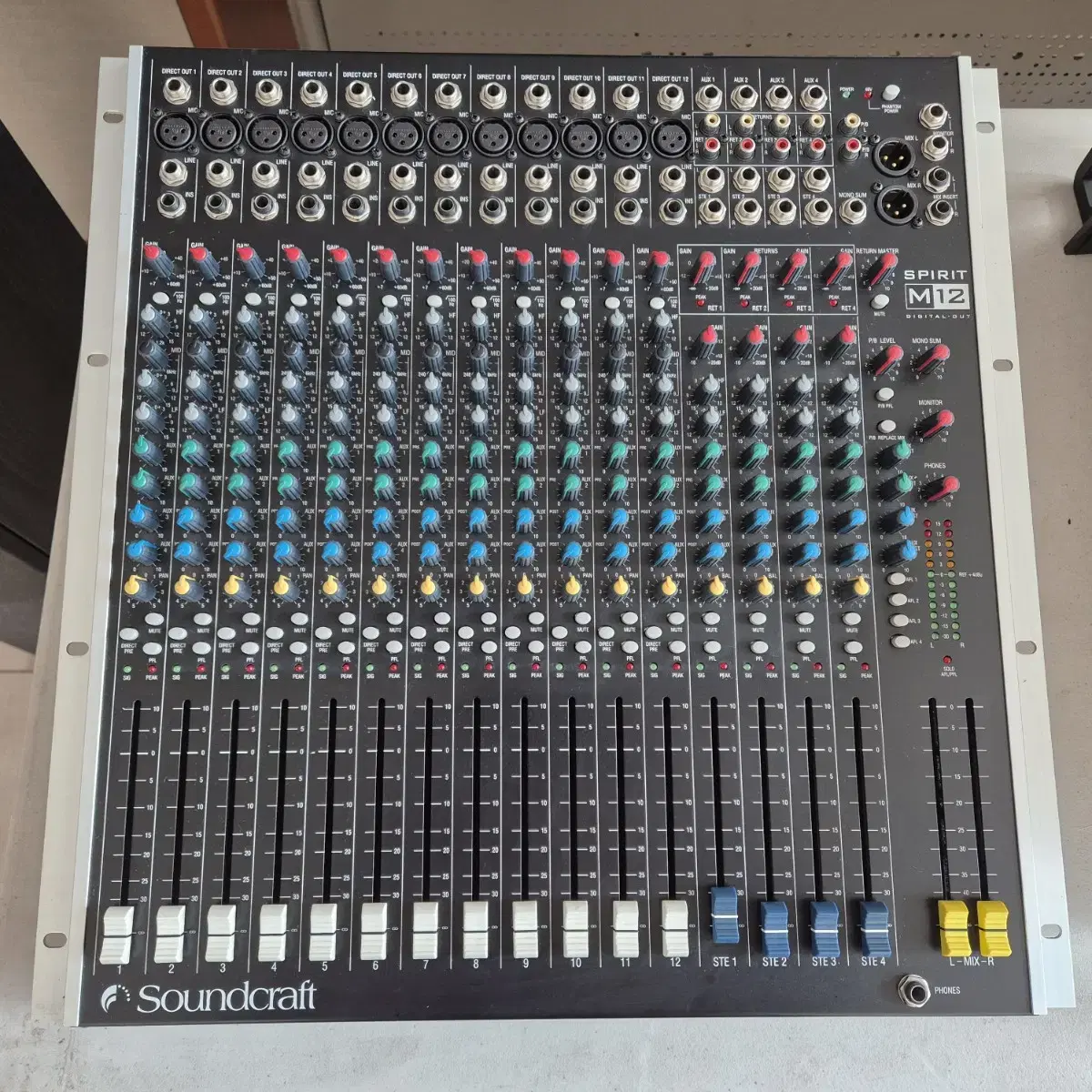 SOUNDCRAFT SPIRIT M12 믹서