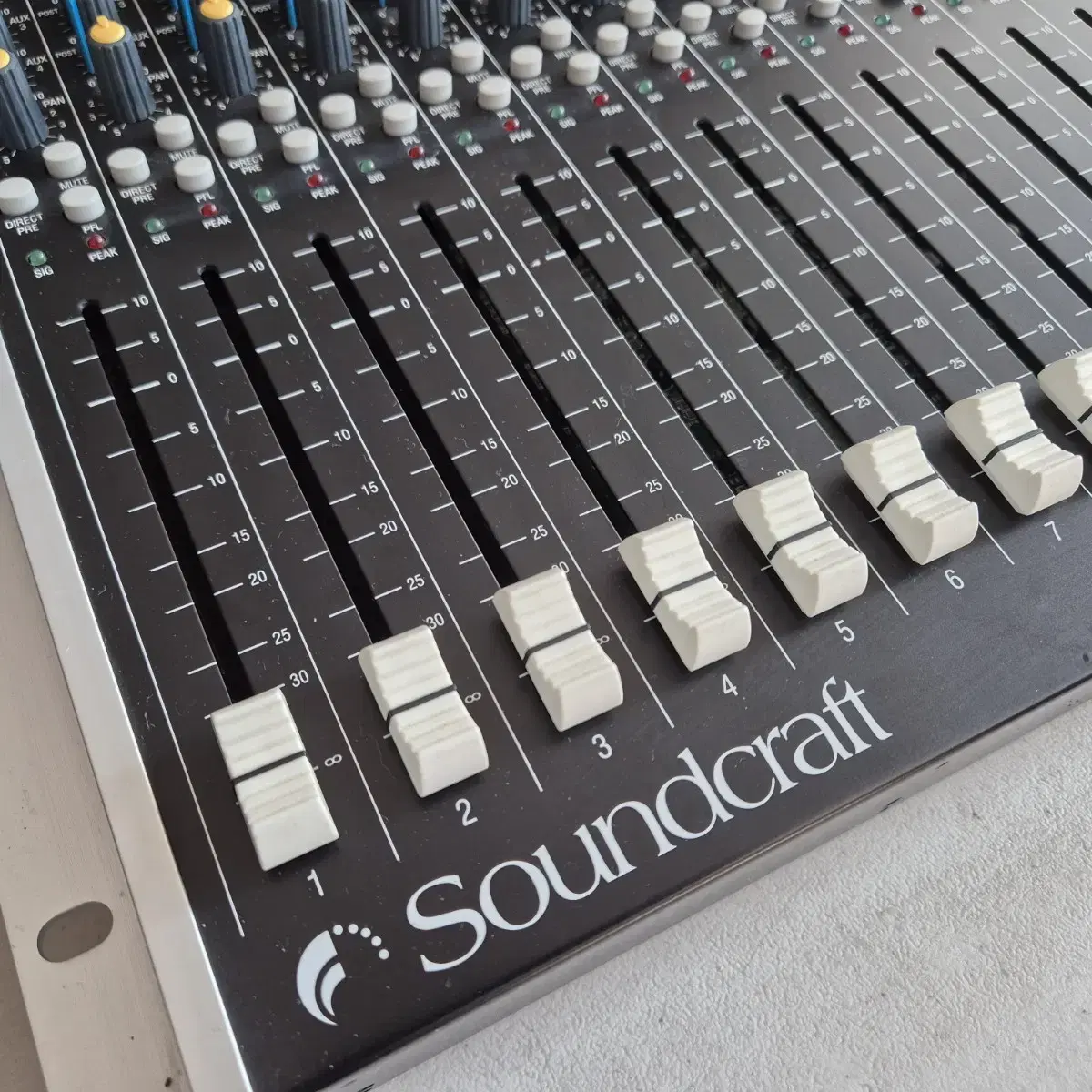 SOUNDCRAFT SPIRIT M12 믹서