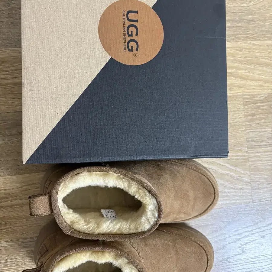 24FW UGG 울트라 미니 아웃도어 부츠 판매해요.