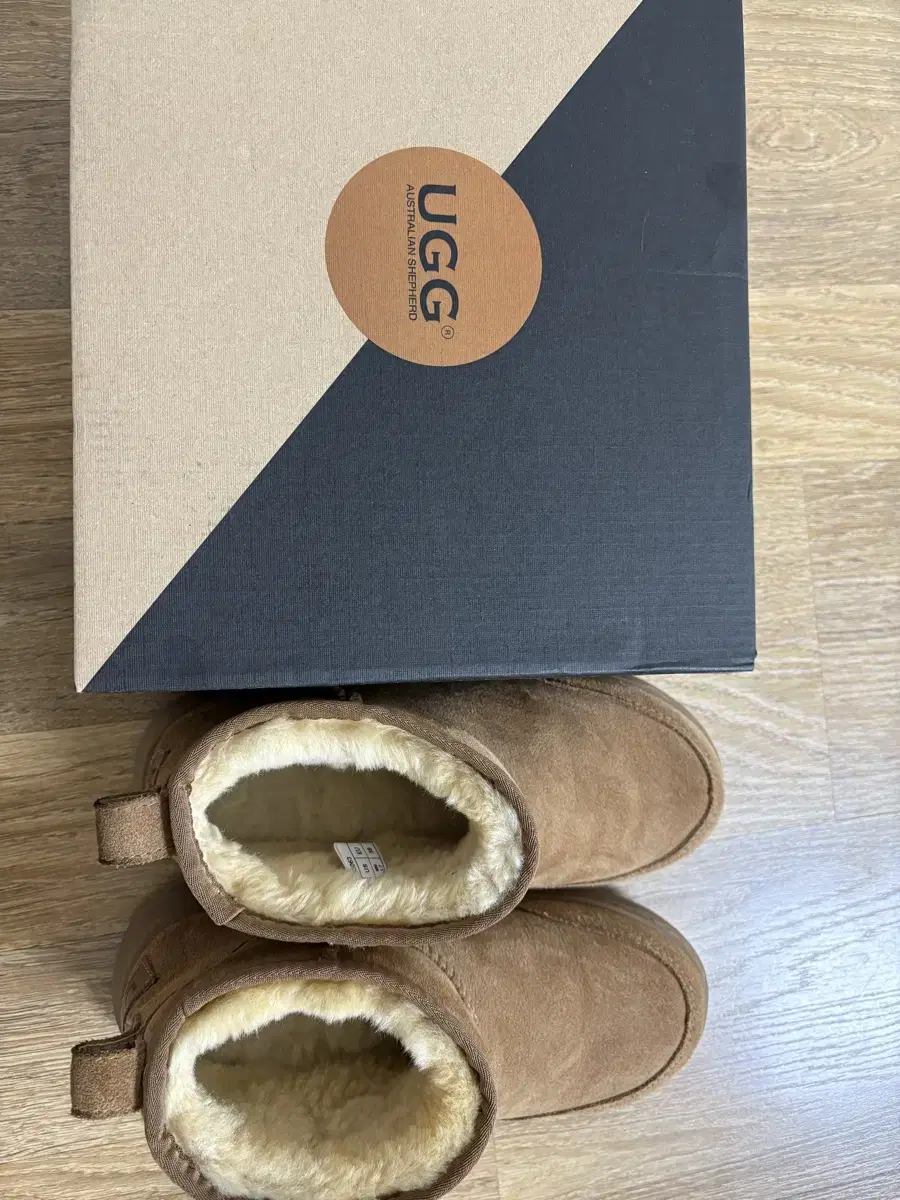 24FW UGG 울트라 미니 아웃도어 부츠 판매해요.