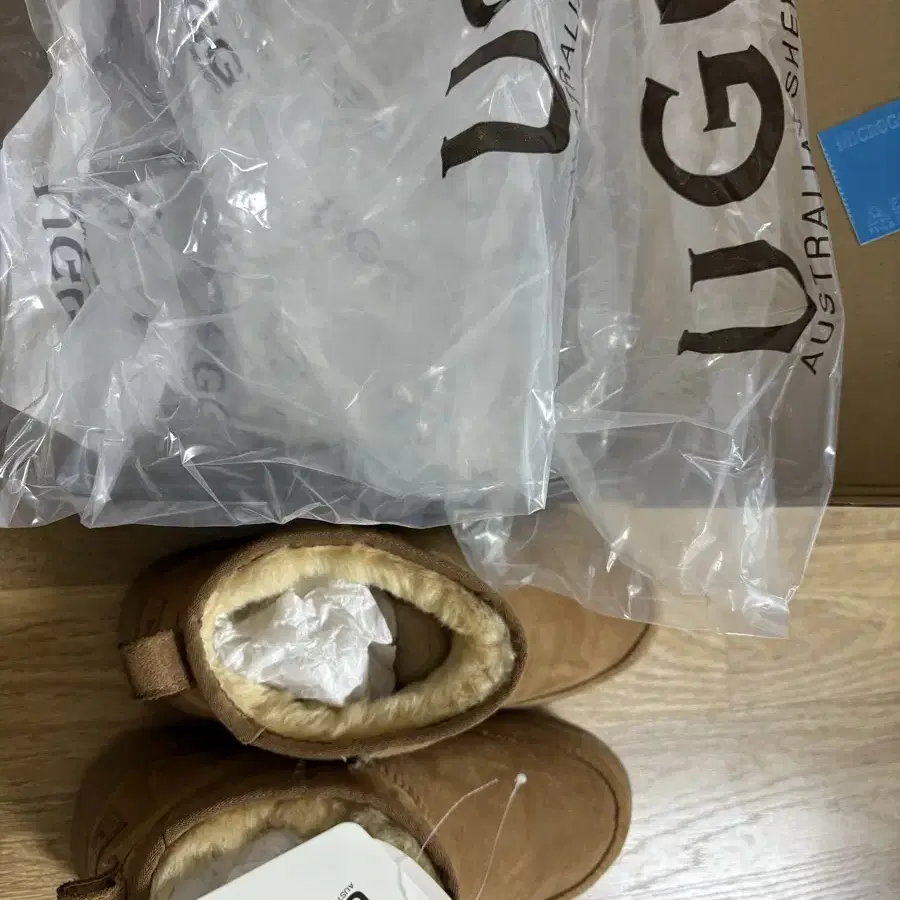 24FW UGG 울트라 미니 아웃도어 부츠 판매해요.