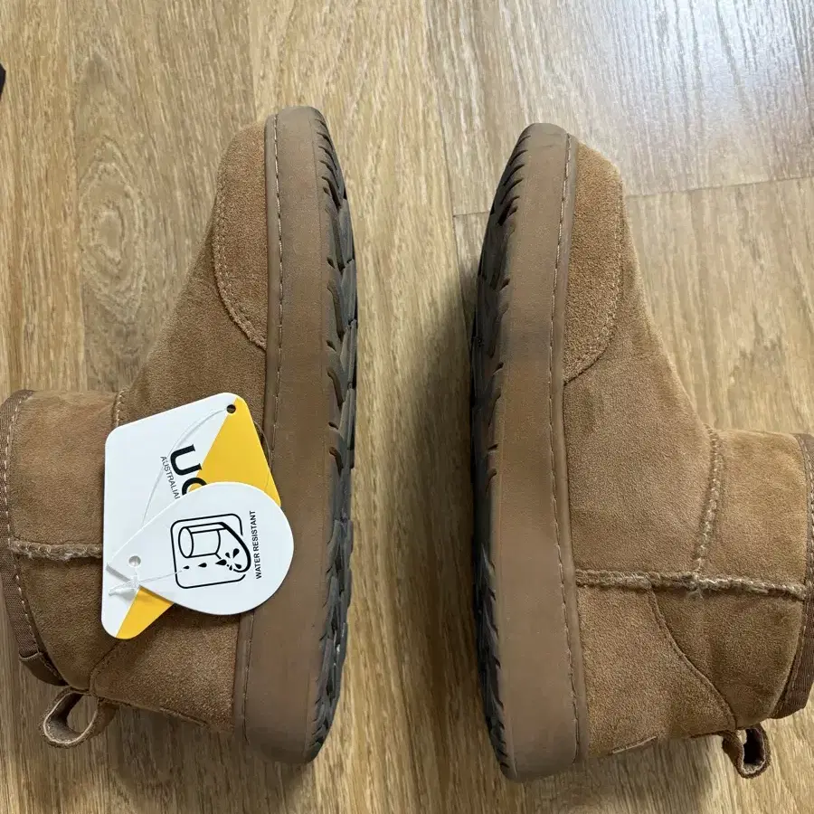 24FW UGG 울트라 미니 아웃도어 부츠 판매해요.