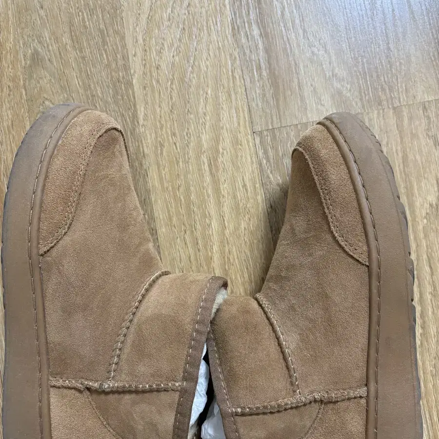 24FW UGG 울트라 미니 아웃도어 부츠 판매해요.