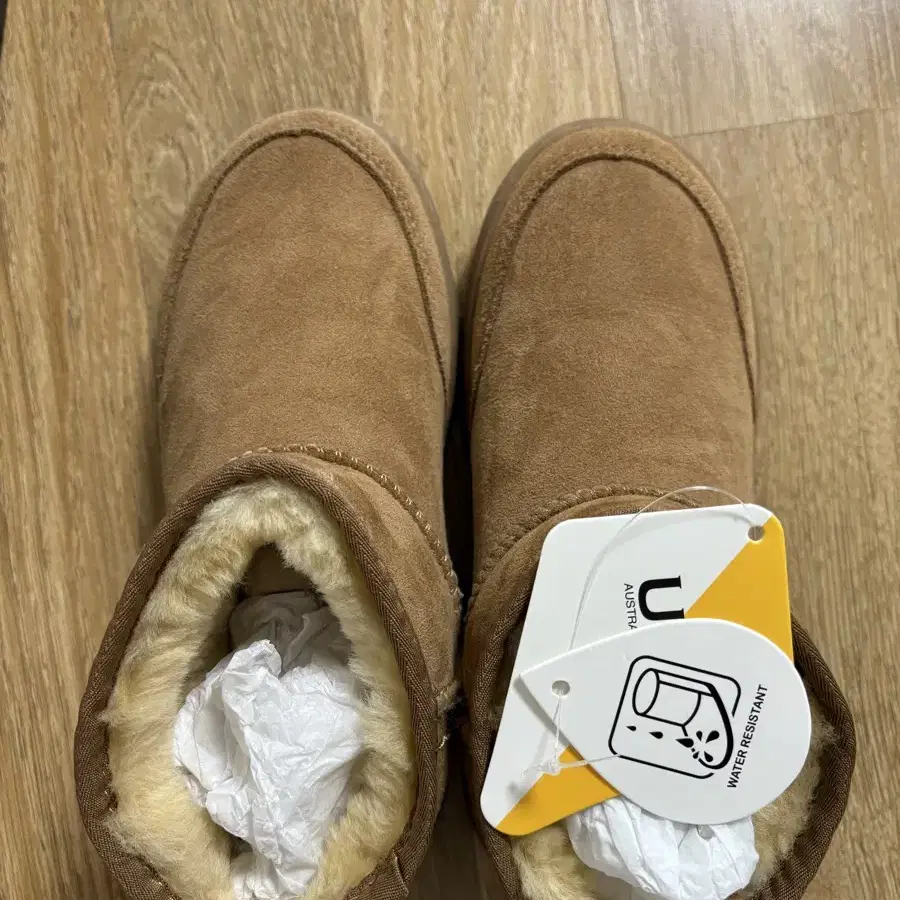 24FW UGG 울트라 미니 아웃도어 부츠 판매해요.