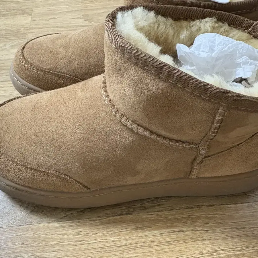 24FW UGG 울트라 미니 아웃도어 부츠 판매해요.