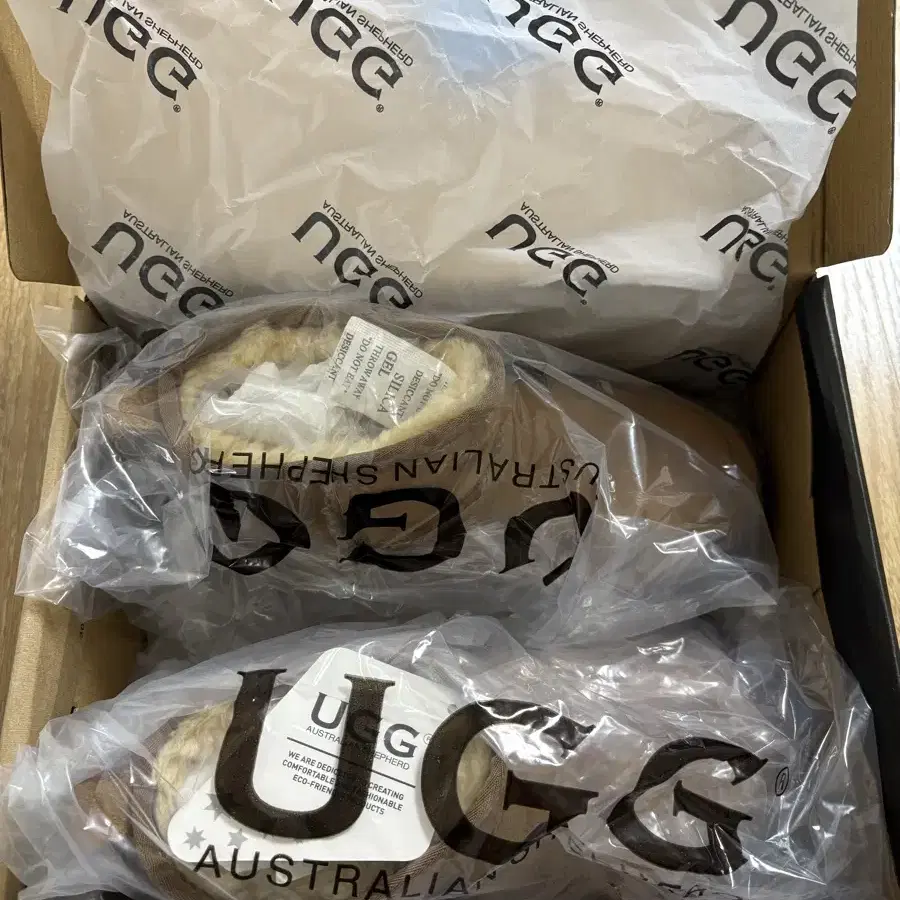 24FW UGG 울트라 미니 아웃도어 부츠 판매해요.