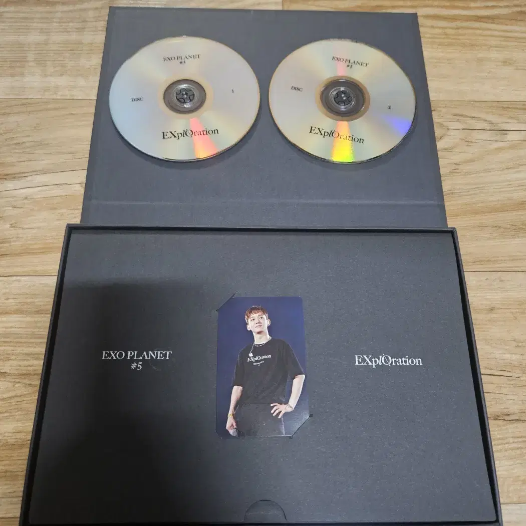 엑소 콘서트 DVD 라이브앨범 + MD굿즈 크로스가방 네임텍 뱃지 우산