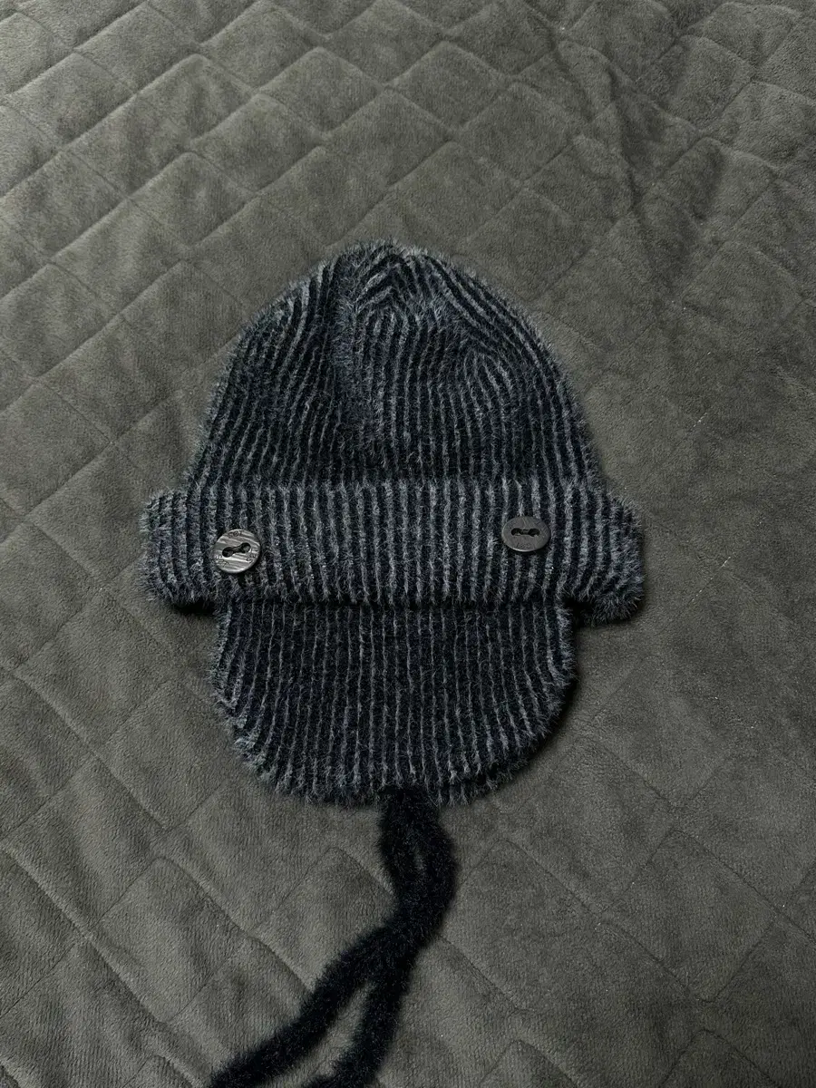 쎄쎄쎄 비니 2-WAY EARFLAP BEANIE BLACK