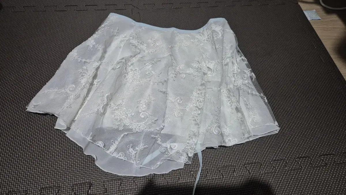 I'm selling a pole skirt, a baleskirt.