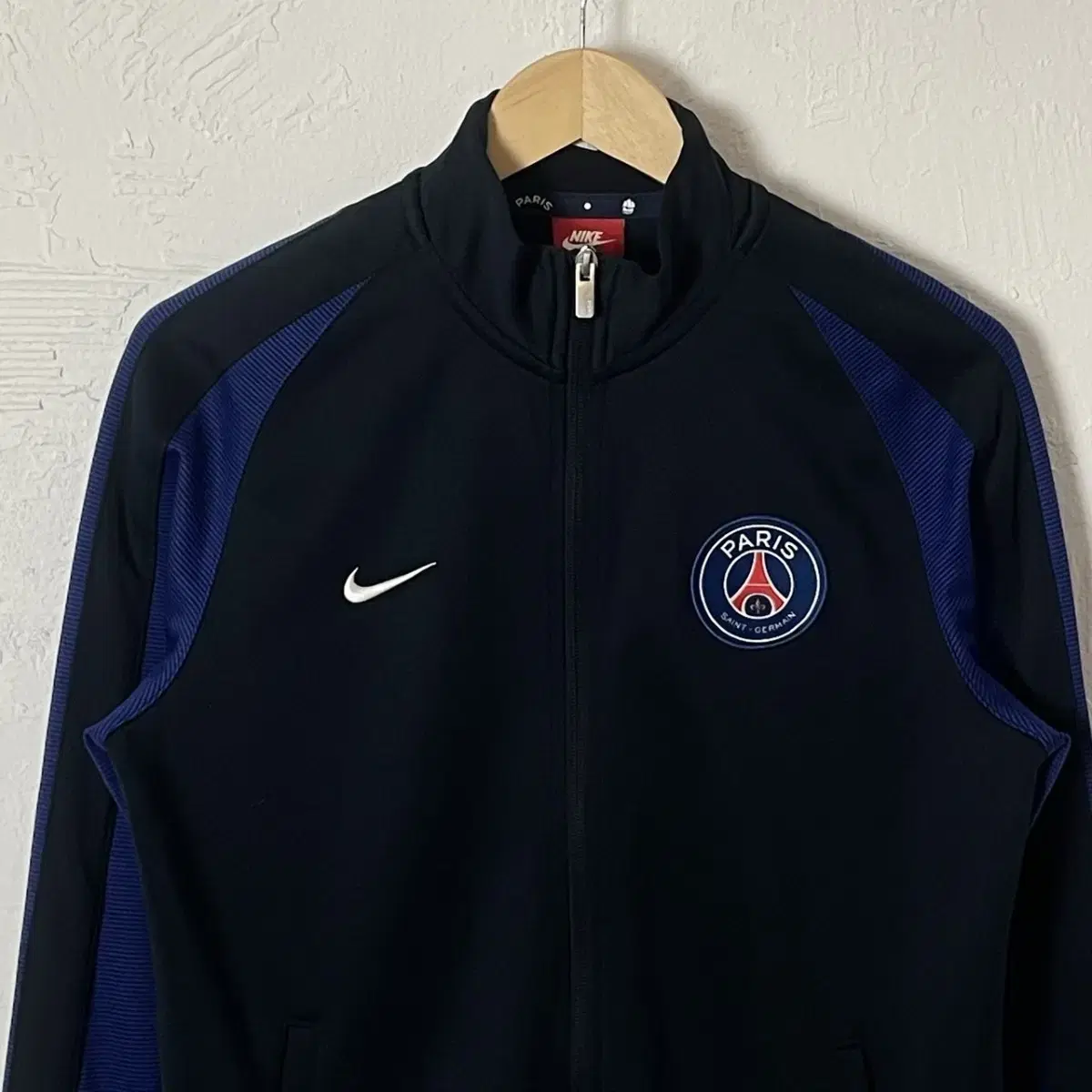 64 Product name: Nike Swoosh Parisian Jersey