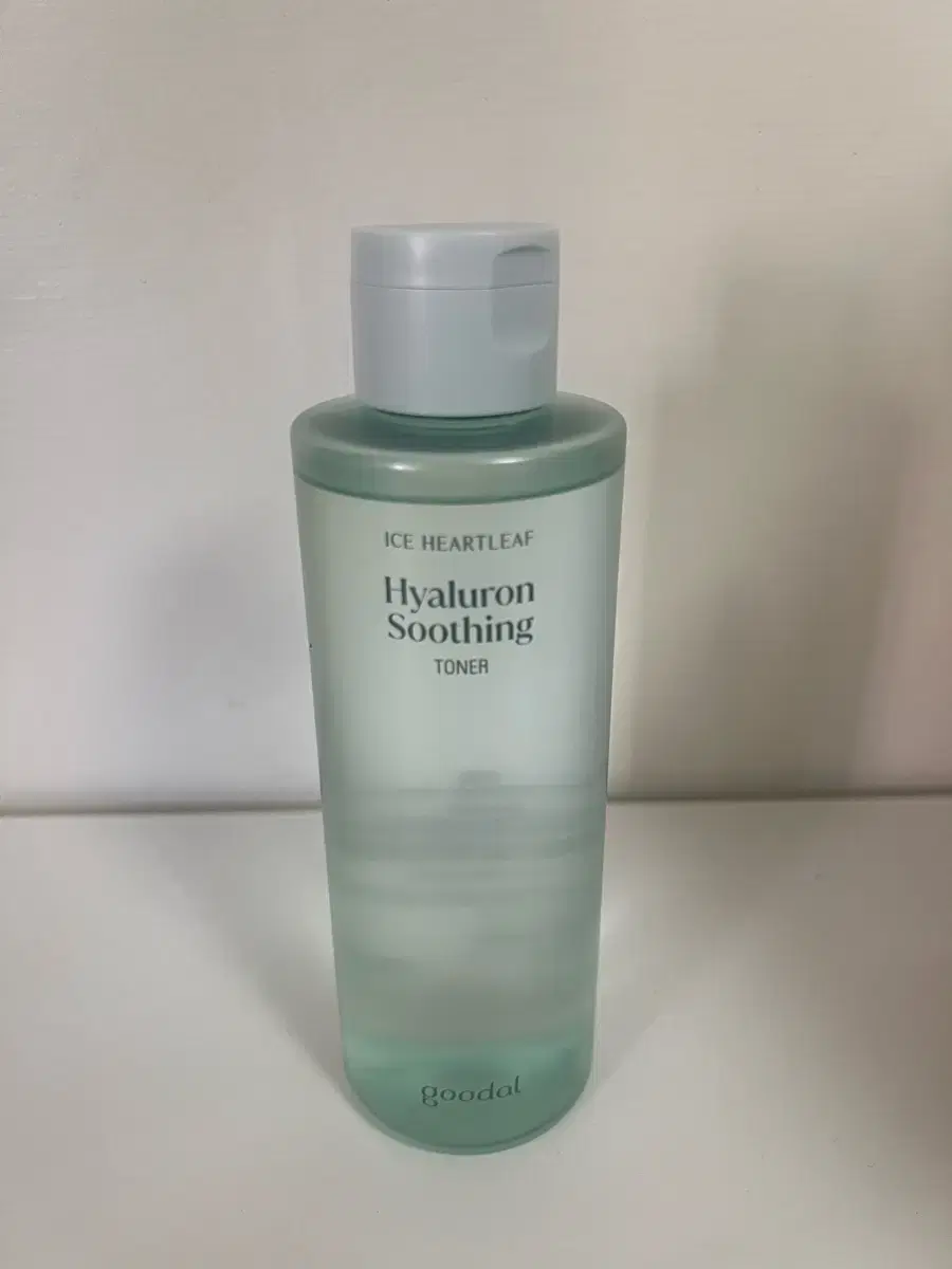 I'm selling a new 350ml Goodall's Hyaluronic Soothing Toner.