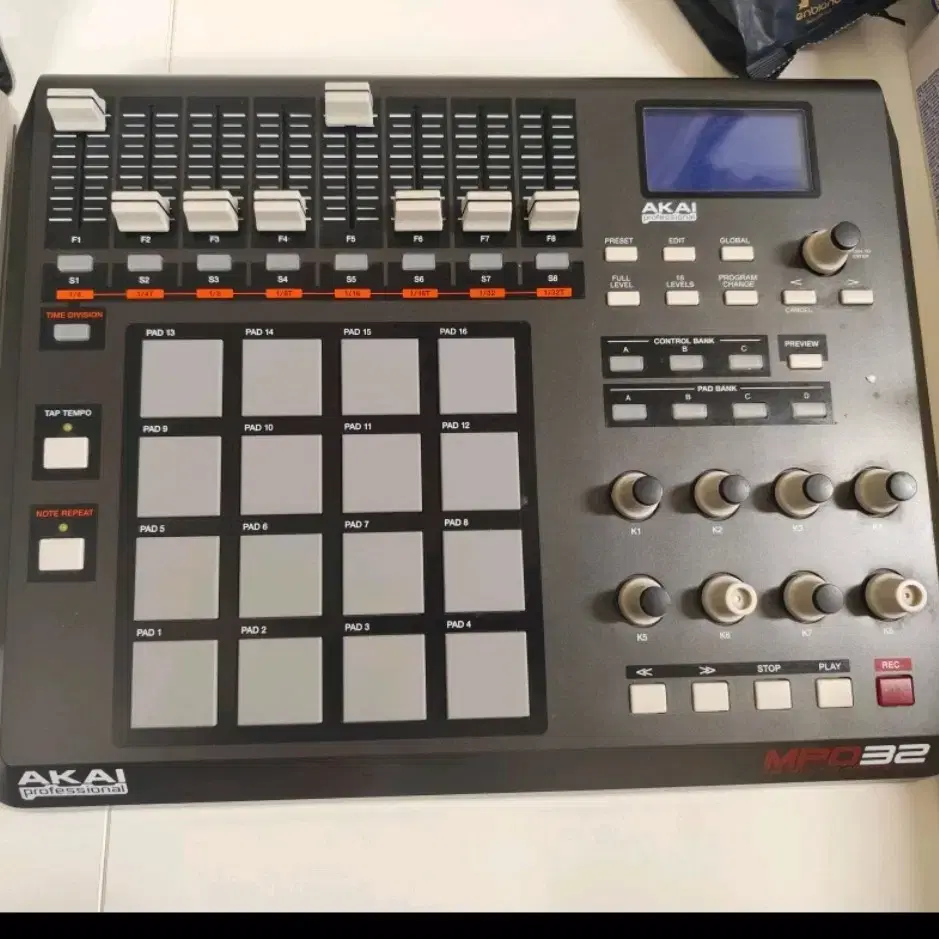 akai mpd 32