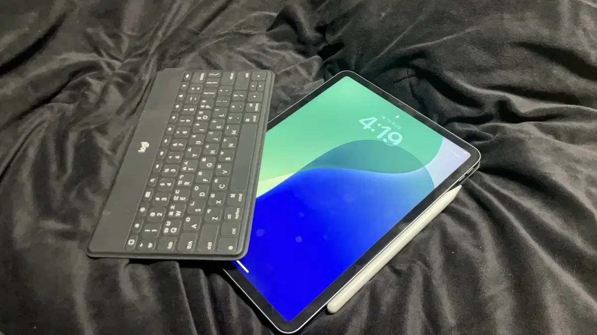 iPad Pro 11 3rd Generation + Apple Pencil 2 + Logitech Keyboard