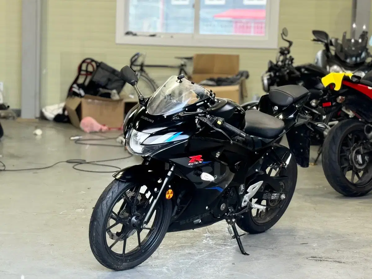 스즈키 gsxr125 19년식 7천km  신차급 바이크 판매합니다.