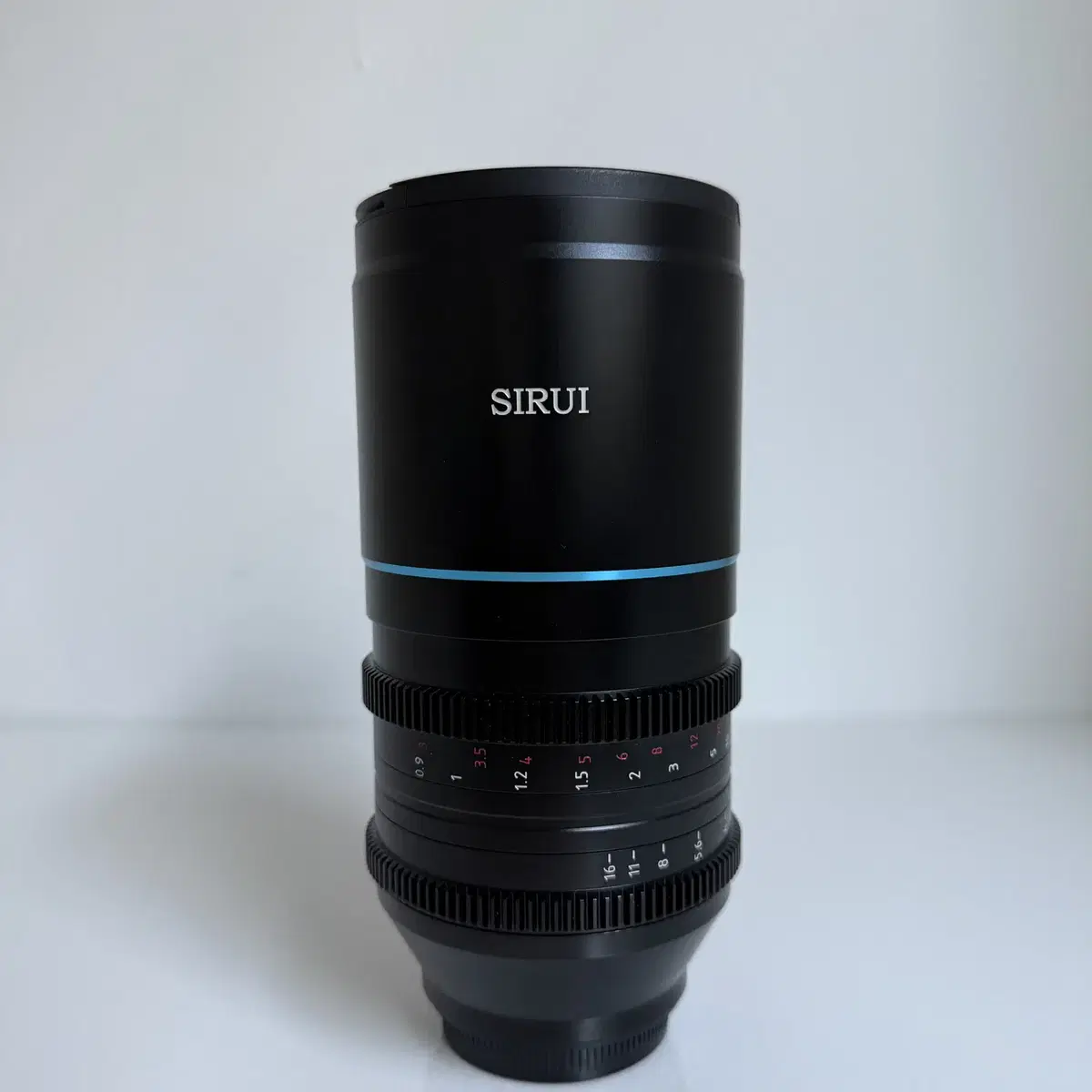 영화처럼 촬영가능한 sirui 135mm T2.9 아나모픽렌즈(L마운트)