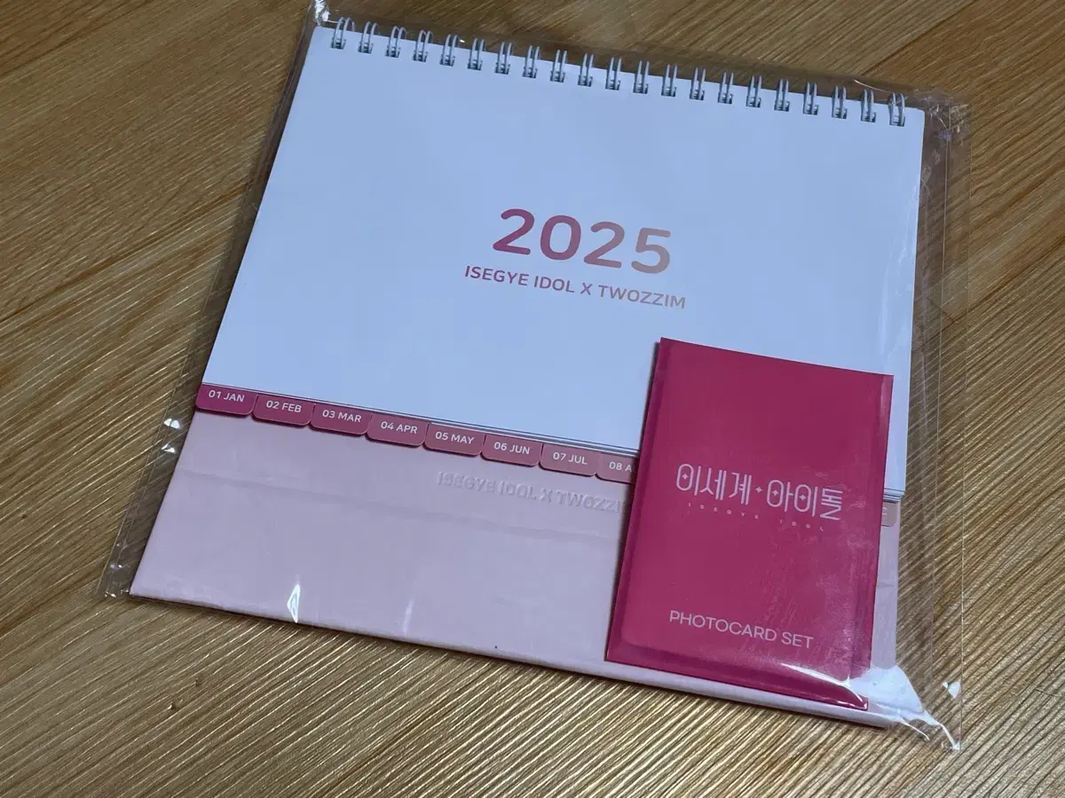 I'm selling a DUJIM Isedol A set calendar + photocard (unsealed)