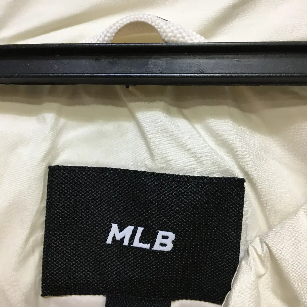 MLB 베이직 미디움로고 U넥 중경량 덕다운패딩 공용