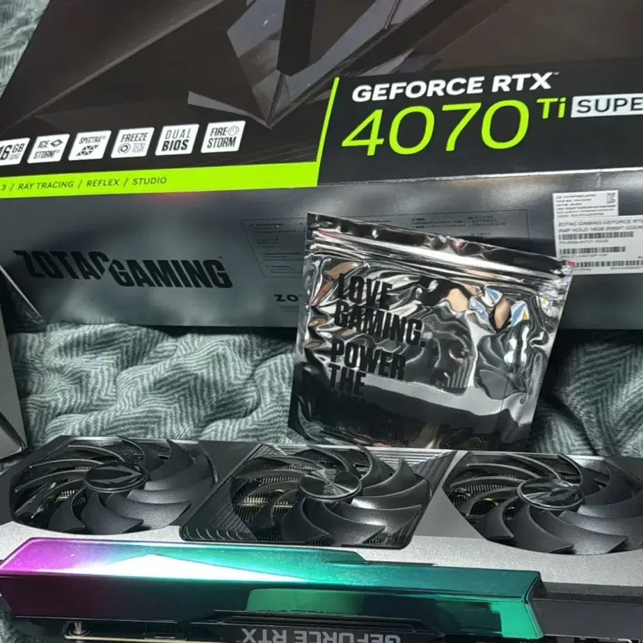 조텍 4070 ti super amp holo 그래픽카드